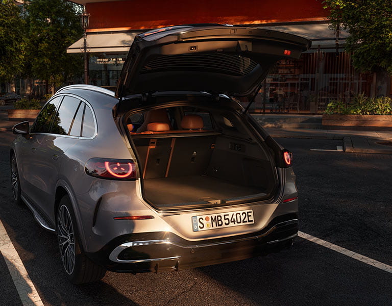 Heckansicht des neuen GLC mit geöffnetem Kofferraum