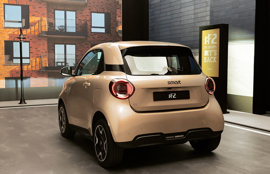 smart #2 in gold in der 3/4 Heckansicht