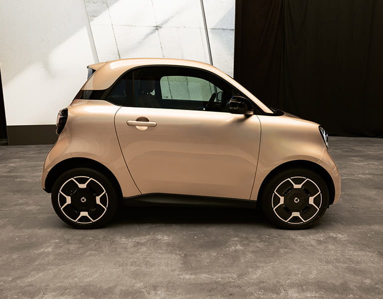 Der neue smart #2 in gold in der Seitenansicht