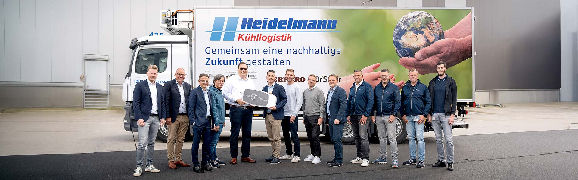 Firma Heidelmann vor Ihrem Mercedes-Benz eActros 400