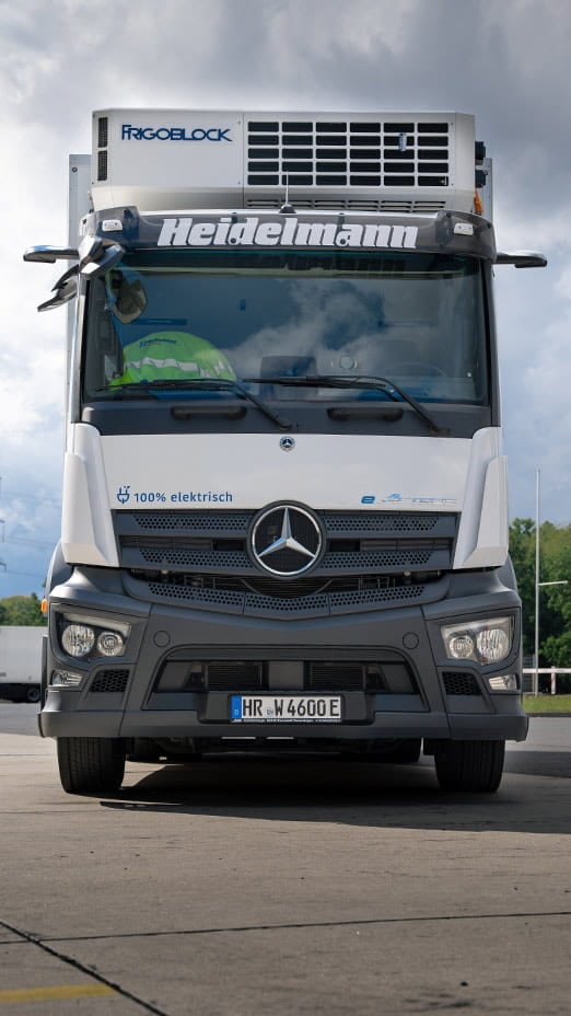 Mercedes-Benz eActros 400 der Firma Heidelmann Frontansicht mit Kühlaggregat