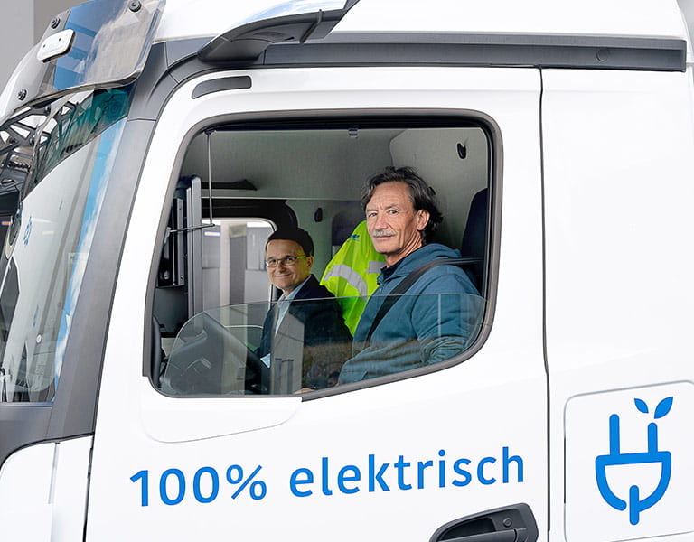 Heinrich Opper und Karl Diehm im Mercedes-Benz eActros 400 Heinrich Opper und Karl Diehm im Mercedes-Benz eActros 400