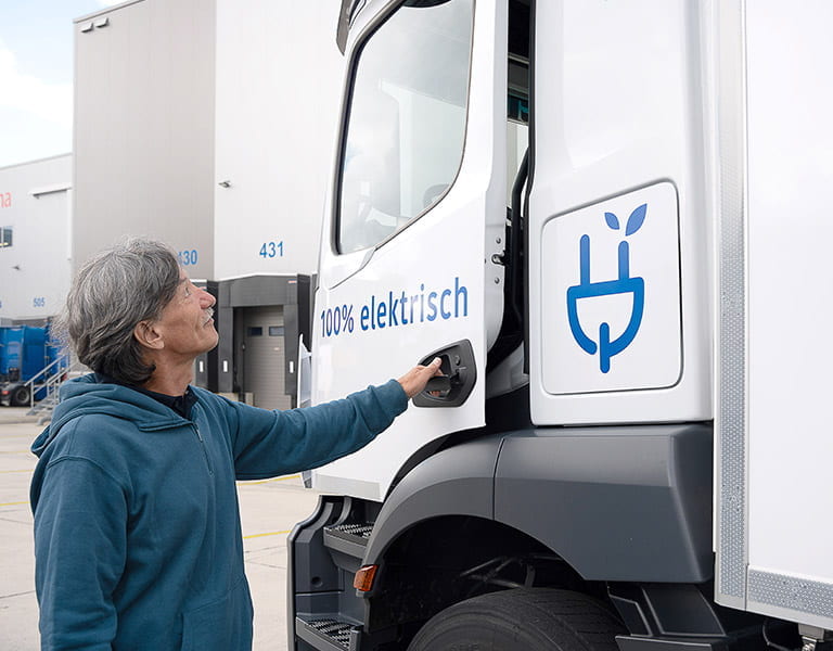 Heinrich Opper beim Einstieg in den Mercedes-Benz eActros 400 Heinrich Opper beim Einstieg in den Mercedes-Benz eActros 400