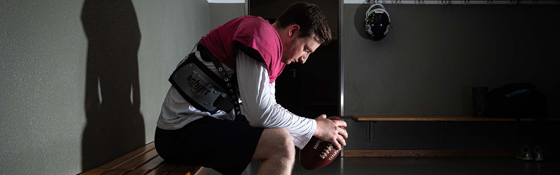 Ferdinand Stark in der Football Umkleide