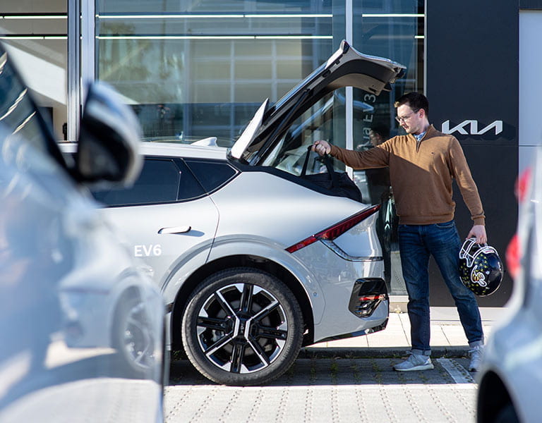 Ferdinand Stark beim Einladen seiner Football Ausrüstung in den Kia EV6