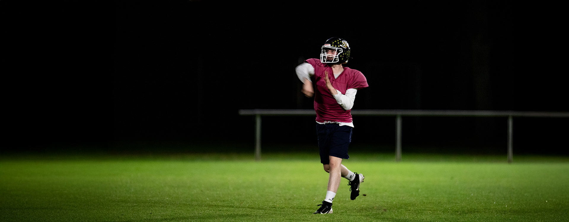Ferdinand Stark beim Wurf des Footballs