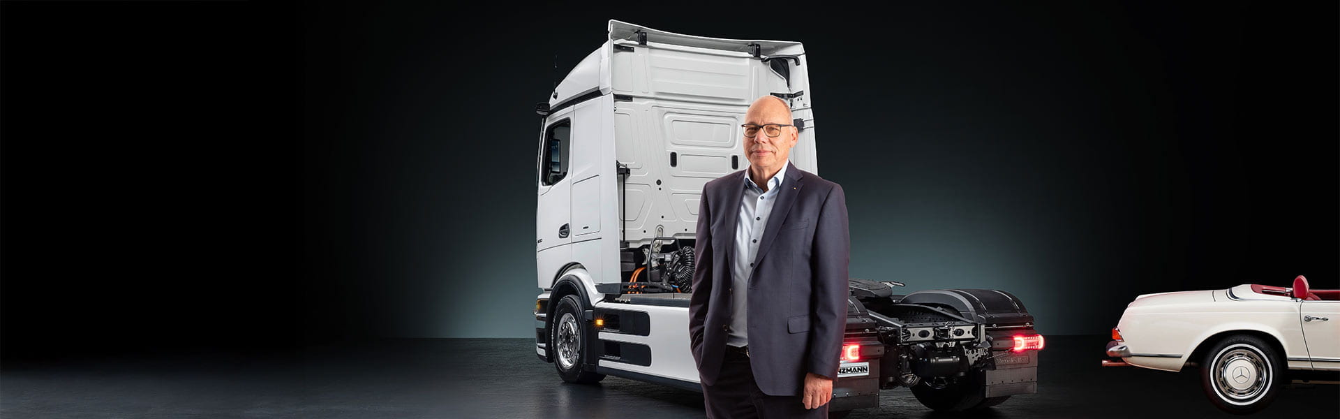 Joachim Büttner vor dem Mercedes-Benz eActros 600
