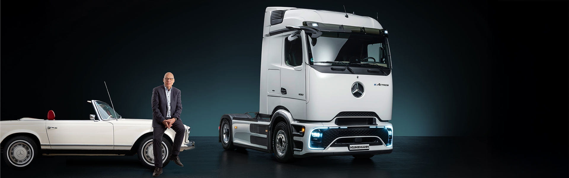 Joachim Büttner auf der Mercedes-Benz Pagode neben dem Mercedes-Benz eActros