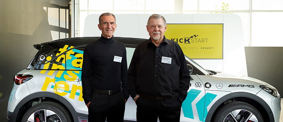Dr. Jürgen Michel und Rainer Hetzer im Portrait vor dem Ausbildungssmart im Kunzmann Studio