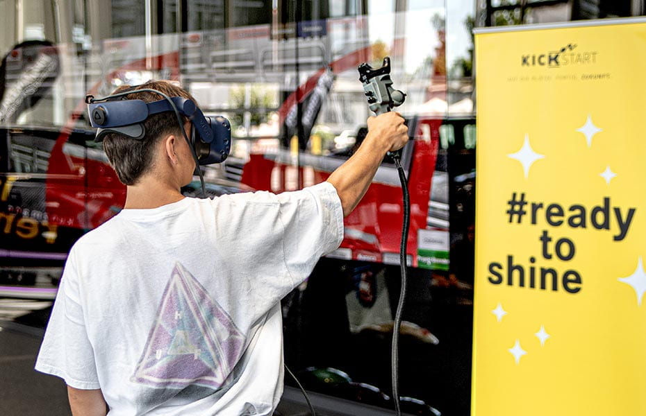Schüler mit VR-Brille beim digitalen Lackieren