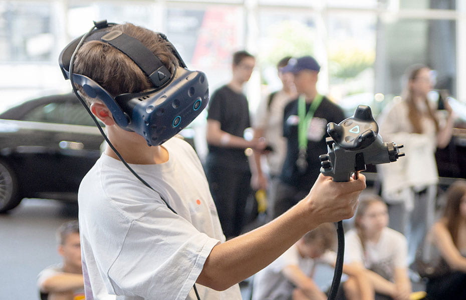 Schüler mit VR-Brille beim digitalen Lackieren