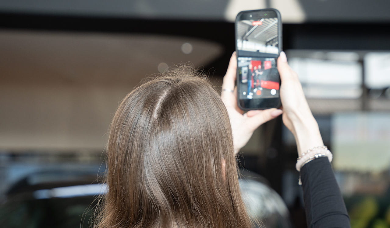 Kunzmann Azubi macht Videos mit einem Handy beim Kunzmann KickStart