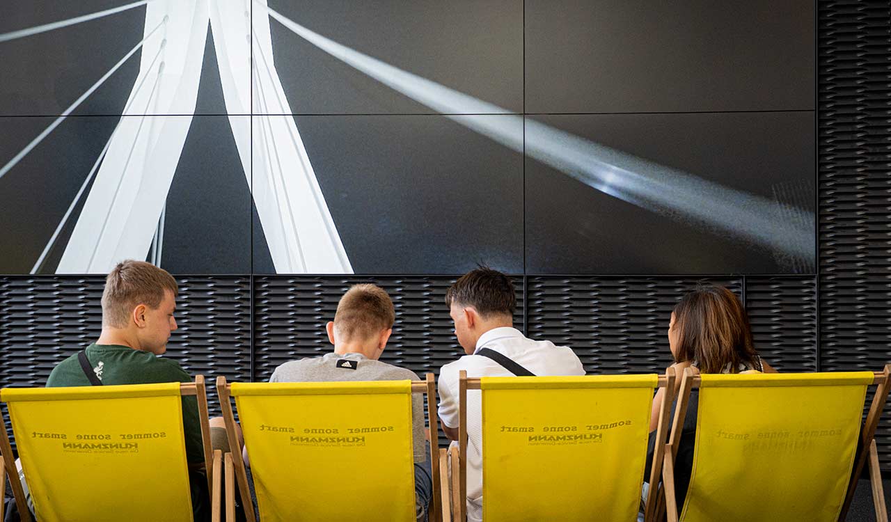 Schüler*innen in Liegestühlen beim Kunzmann KickStart 2025