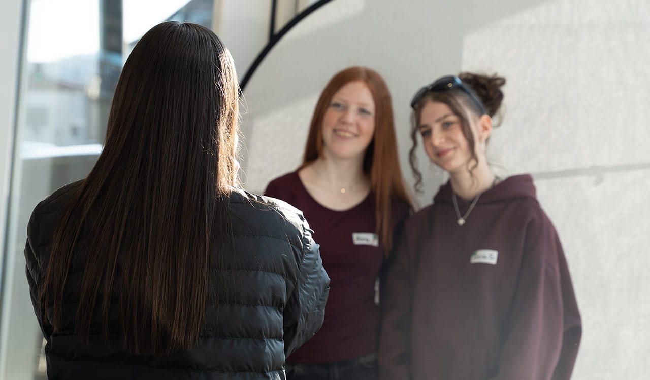 Kunzmann Azubi erstellt Bewerbungsfotos von Schülern vor weißer Wand