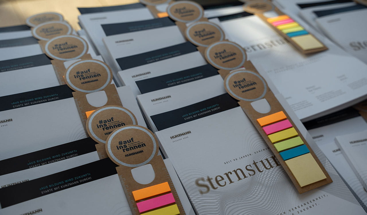 Kunzmann Sternstunden inkl. PostIts aufgereiht auf dem Tisch
