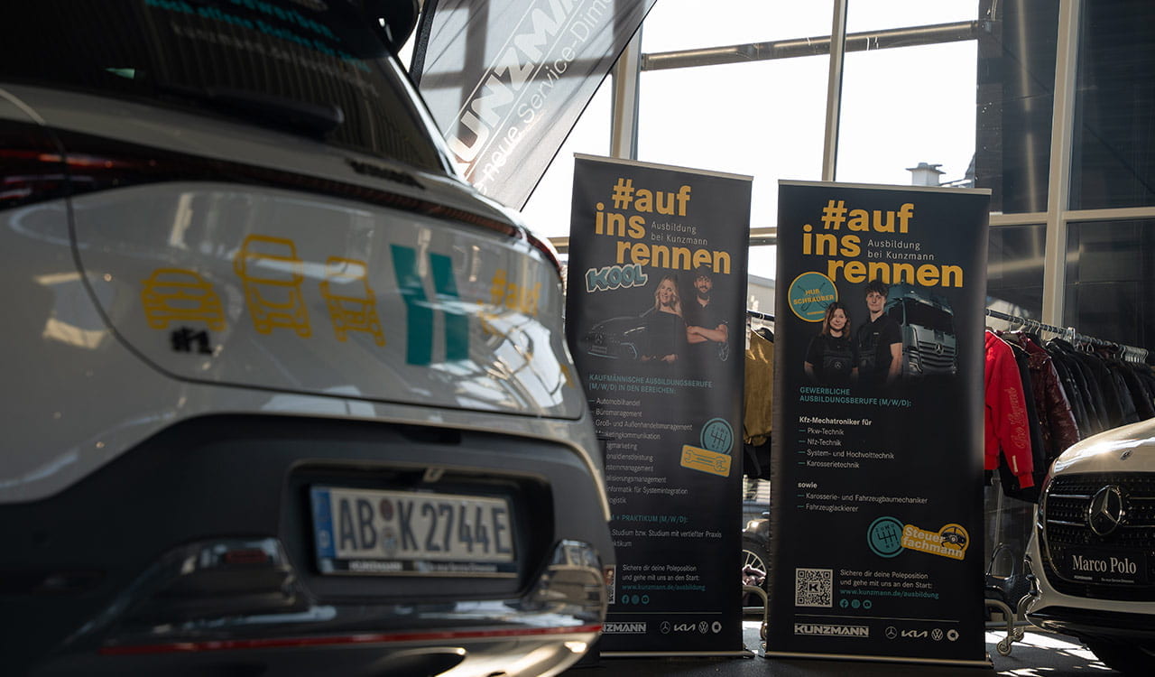 Kunzmann Ausbildungssmart mit Ausbildungsrollups im Hintergrund im Studio