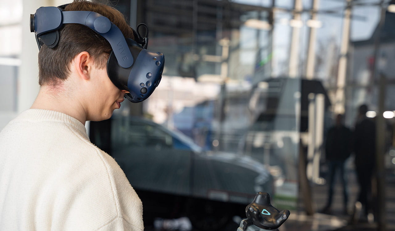 Schüler mit VR-Brille im Kunzmann Studio