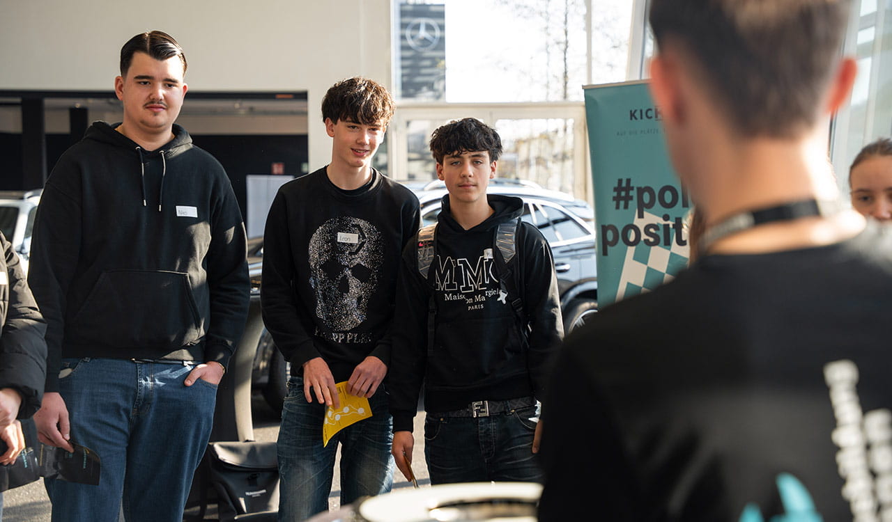 Schüler bei Spielstation des Kunzmann KickStart