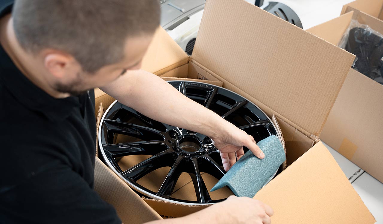 Tim Schmidbauer beim Verpacken einer AMG Felge im Kunzmann Onlineshop