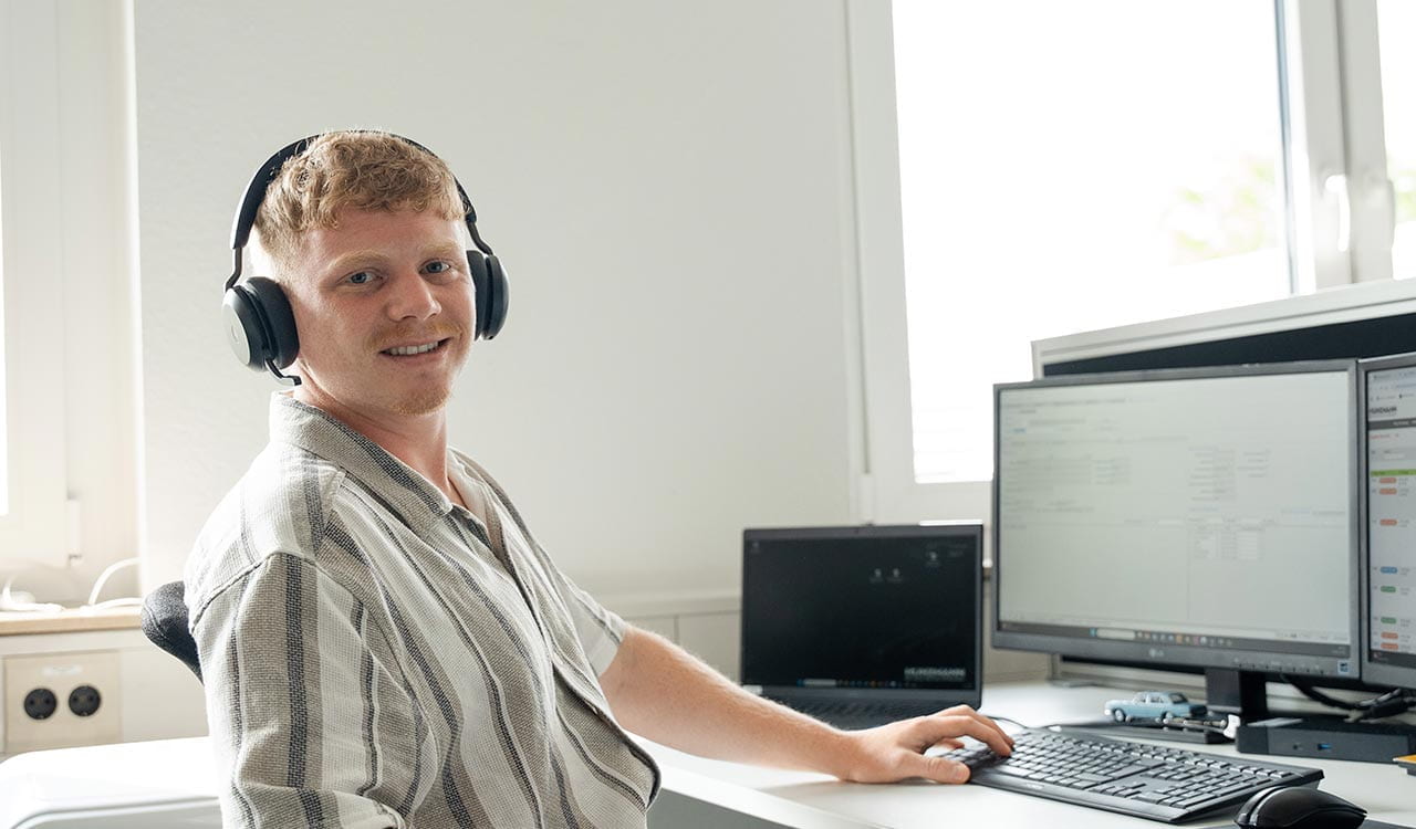 Tobias Gries - Kundenbetreuer im Kunzmann Onlineshop an seinem Arbeitsplatz