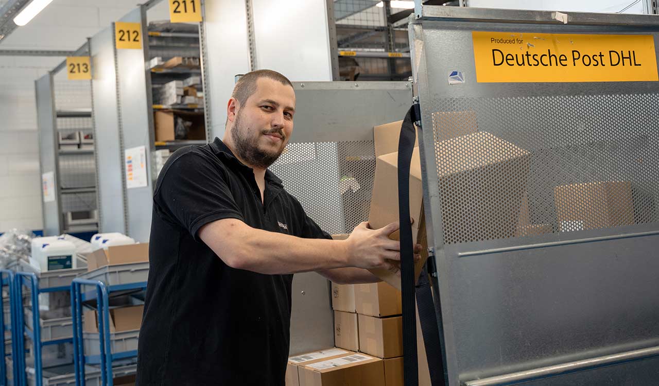 Tim Schmidbauer beim Verladen von Paketen des Kunzmann Onlineshops