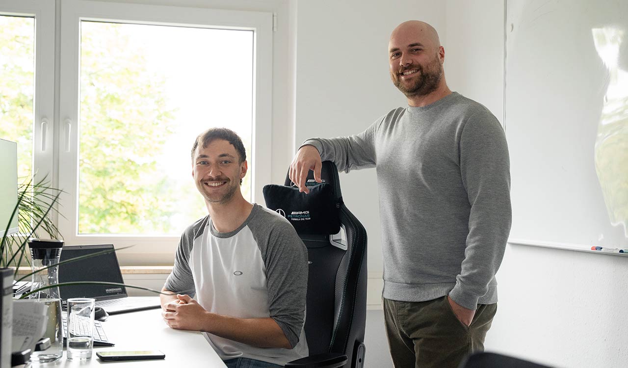 Yannik Ottema und Kevin Paulus an Ihrem Arbeitsplatz im Kunzmann Onlineshop