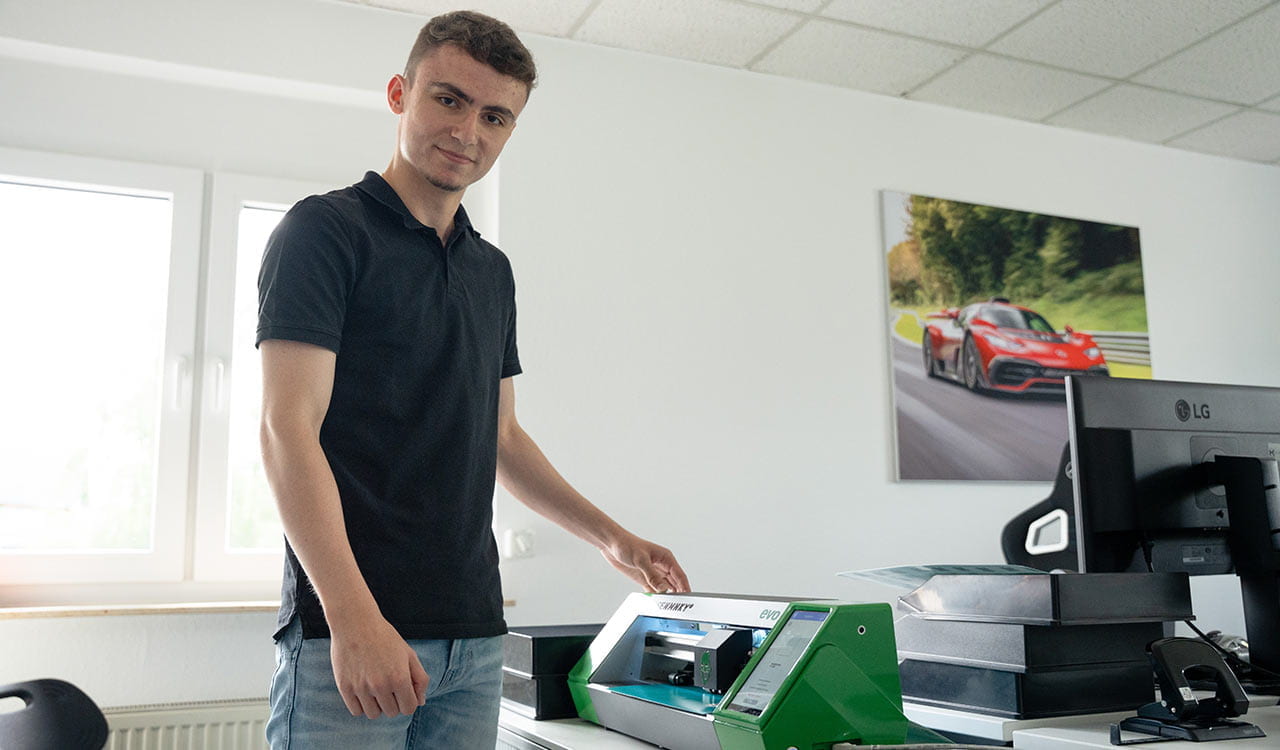 Hendrik Stock bei der Produktion einer Displayshchutzfolie
