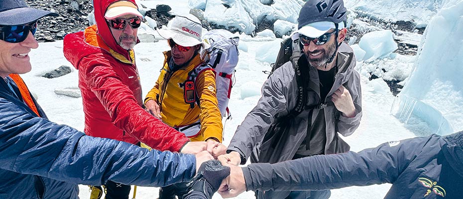 Team rund um Klaus Ullrich beim Aufstieg des Mount Everest
