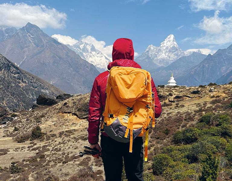 Klaus Ullrich vor dem Mount Everest