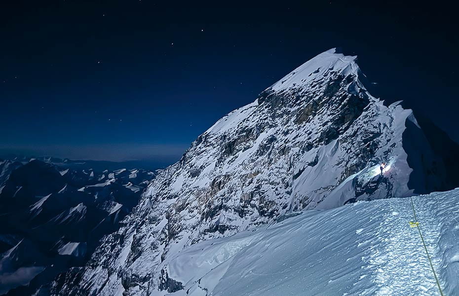 Gipfelaufstieg Mount Everest bei Nacht