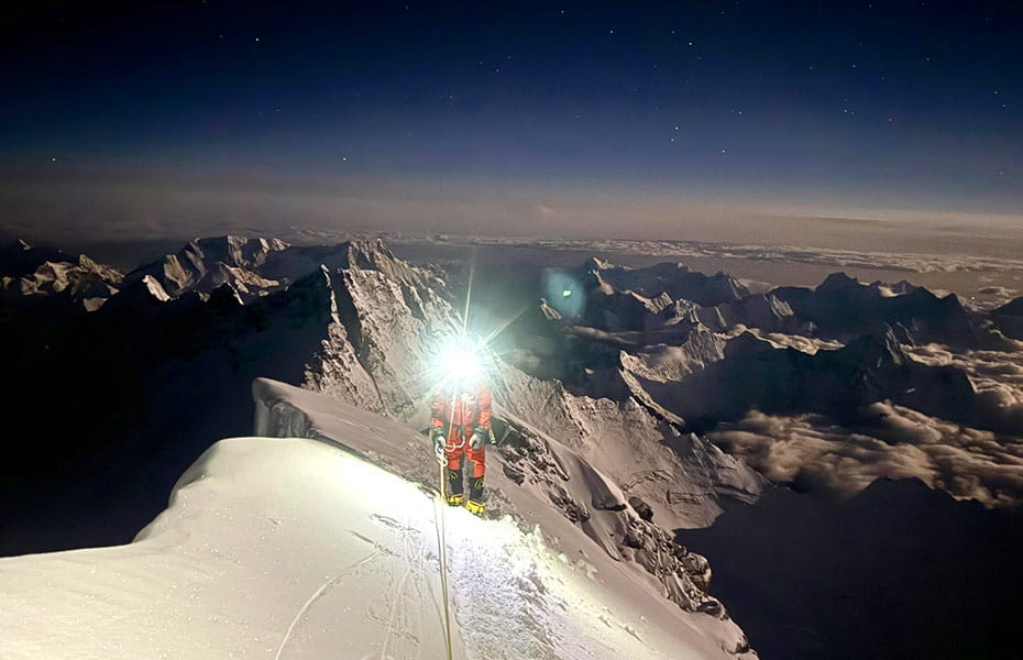 Mann mit Helmlampe beim Aufstieg des Mount Everest