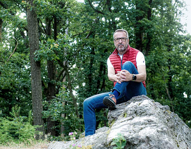 Klaus Ullrich sitzend auf einem Felsen