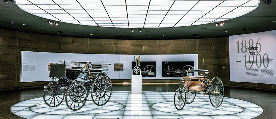 historische Fahrzeuge im Mercedes-Benz Museum