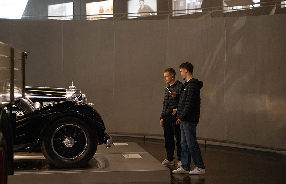 Kunzmann Azubis beim Entdecken der Fahrzeuge im Mercedes-Benz Museuem