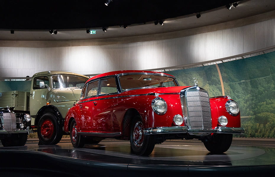 roter Mercedes-Benz Oldtimer im Mercedes-Benz Museum
