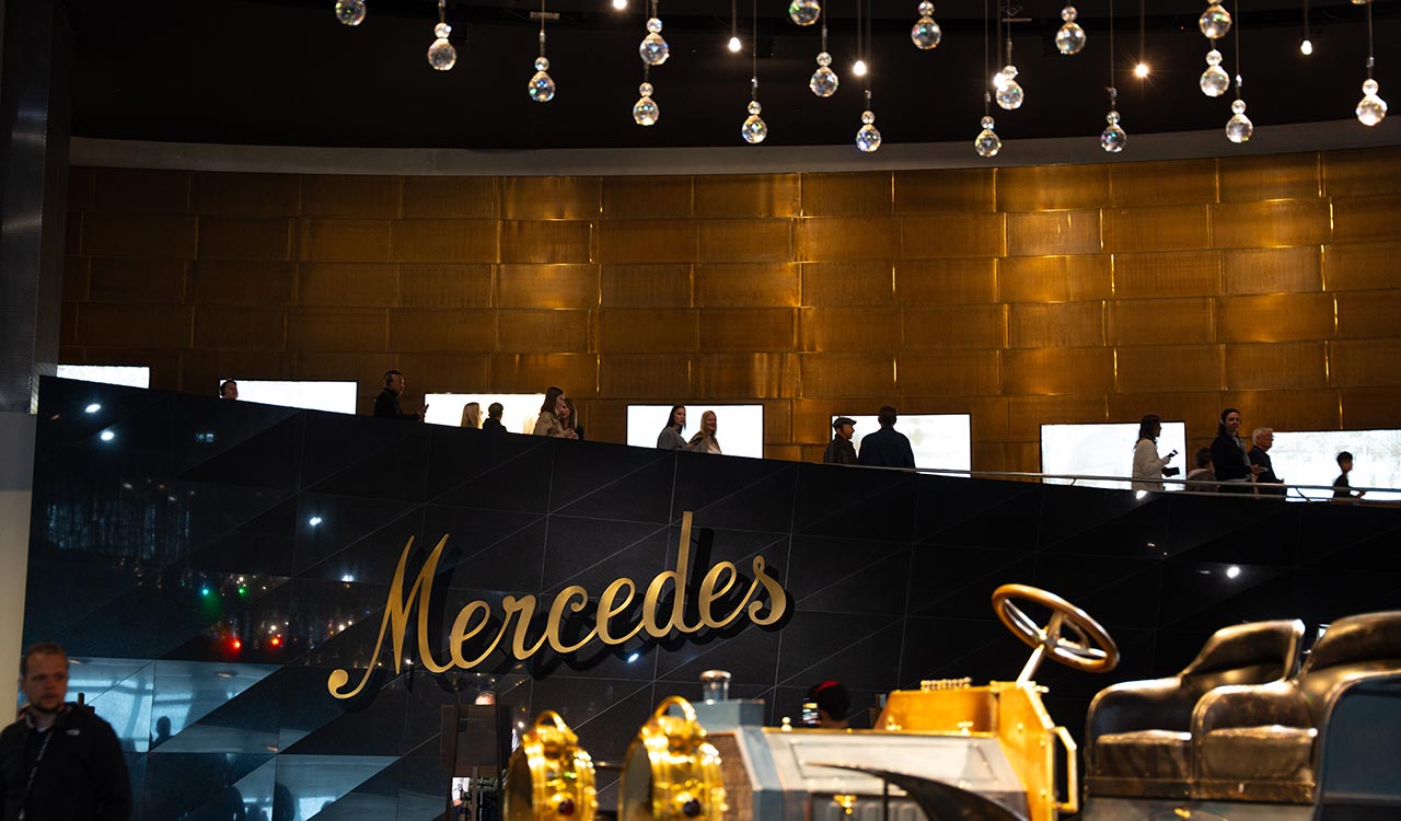 goldener Mercedes Schriftzug im Mercedes-Benz Museum