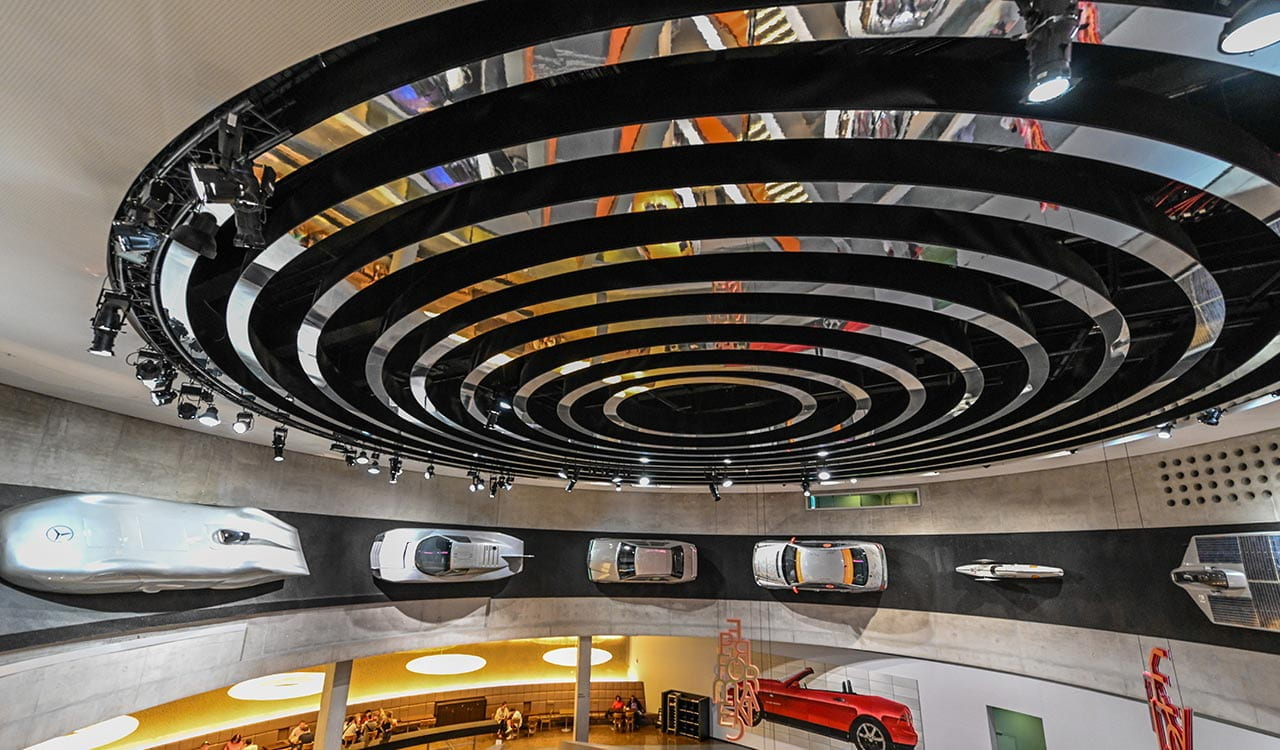 Besondere Fahrzeuge der Marke Mercedes-Benz an der Wand im Mercedes-Benz Museum