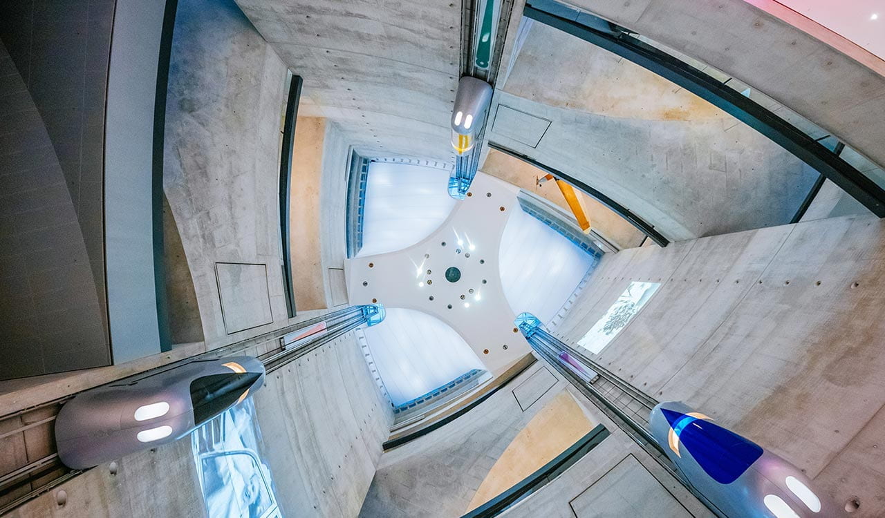 drei Aufzüge im Atrium des Mercedes-Benz Museums