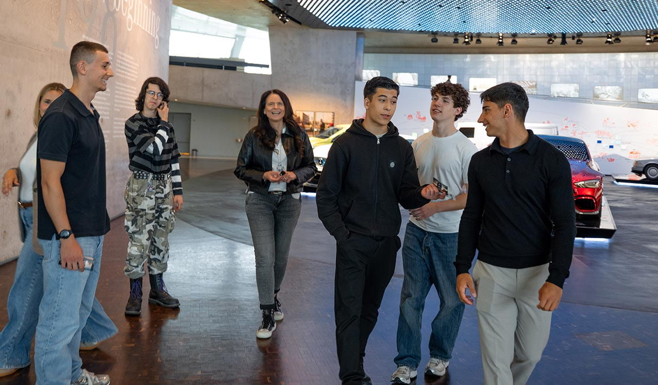 Petra Bechtel und Kunzmann Auszubildende im Mercedes-Benz Museum