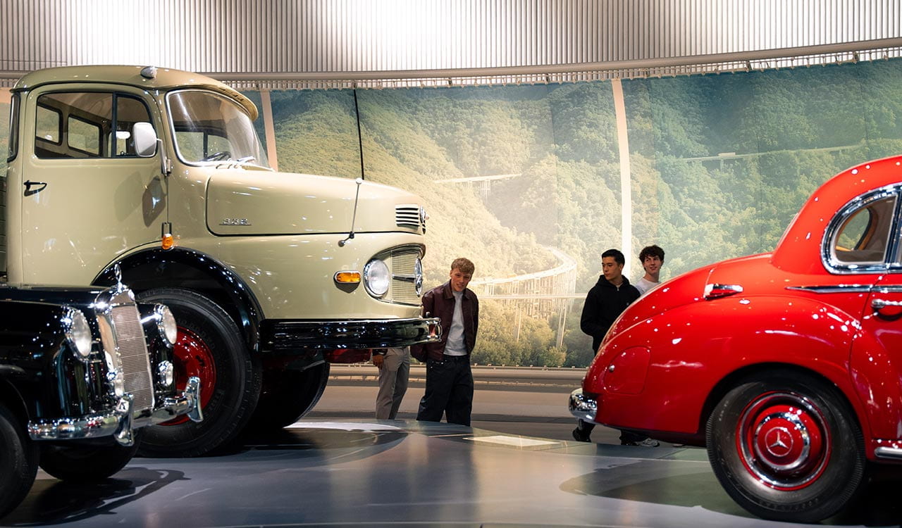 Kunzmann Azubis zwischen Mercedes-Benz Oldtimer im Mercedes-Benz Museum