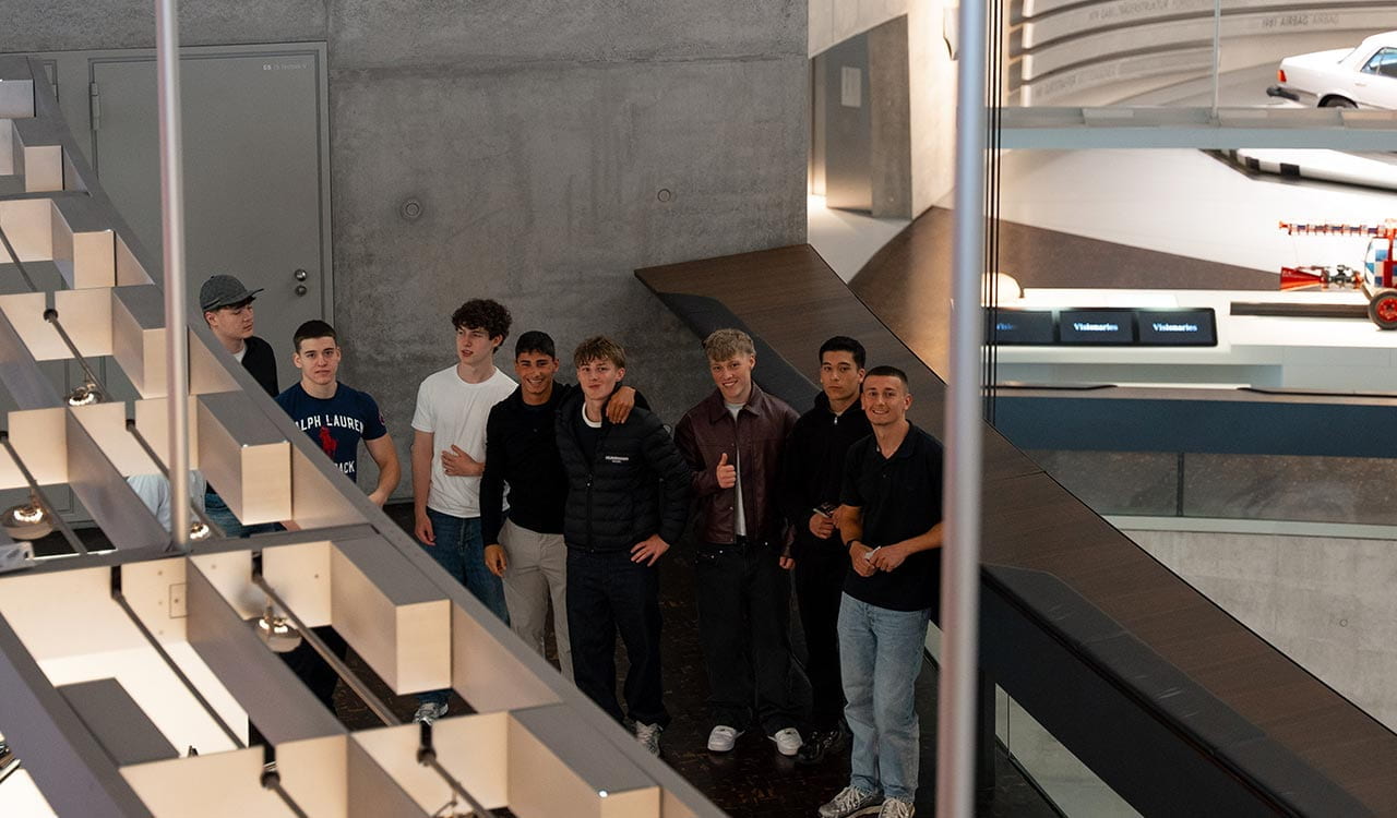 Gruppenbild der Kunzmann Azubis im Mercedes-Benz Museum
