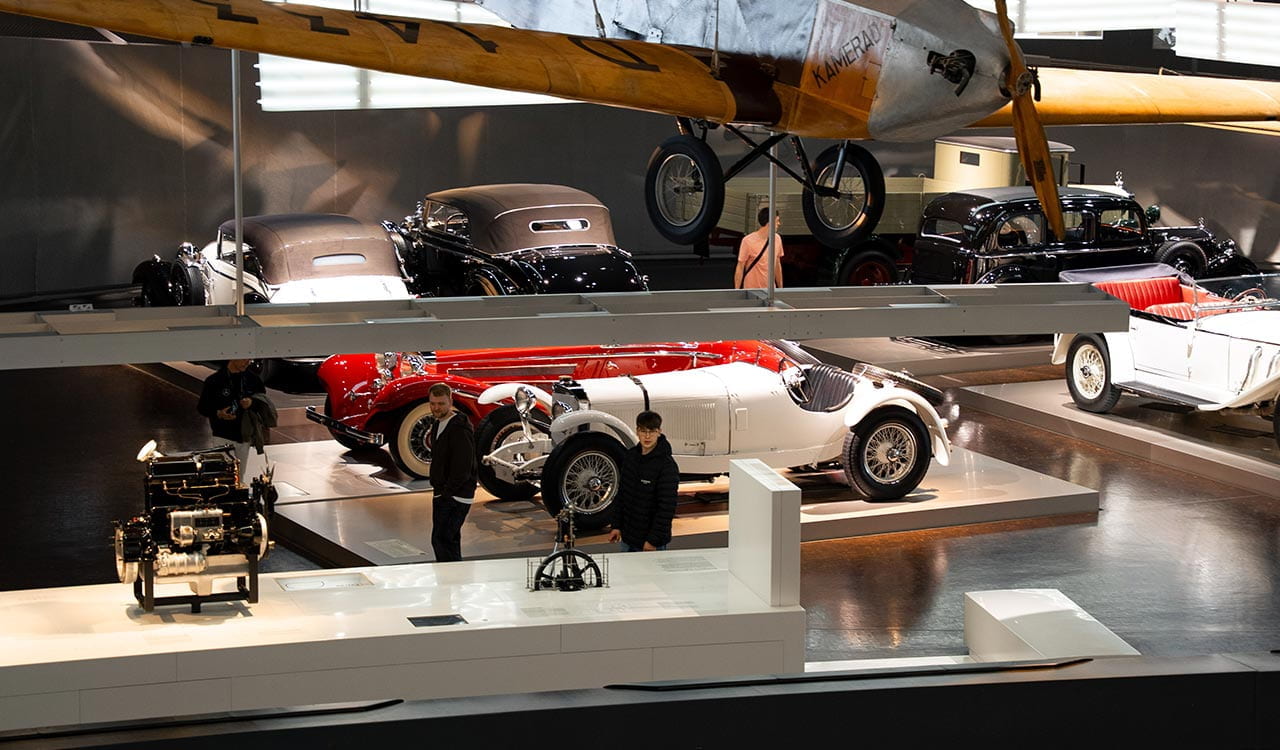 zwei Kunzmann Azubis in der historischen Abteilung des Mercedes-Benz Museums