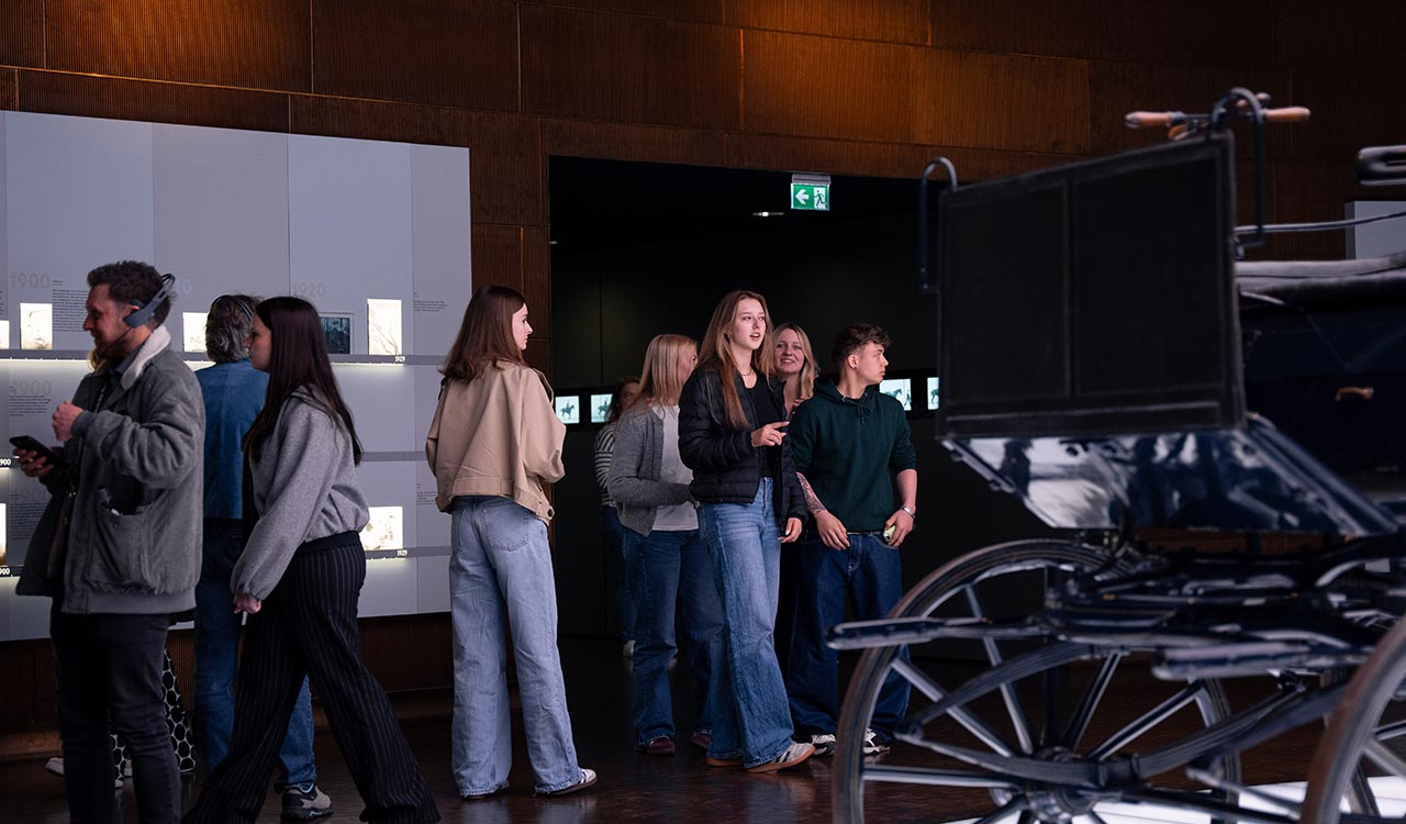 erster Blick der Kunzmann Azubis in der Ausstellung des Mercedes-Benz Museums