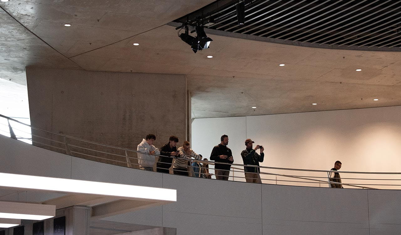 Kunzmann Azubis auf der Empore des Mercedes-Benz Museums