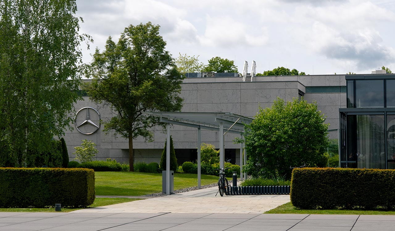 Mercedes-Benz Werk in Stuttgart mit grünem Gartem