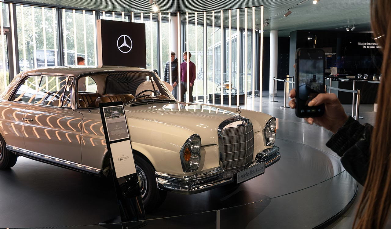 Mercedes-Benz Oldtimer im Werk wird von Kunzmann Azubi mit dem Handy fotografiert
