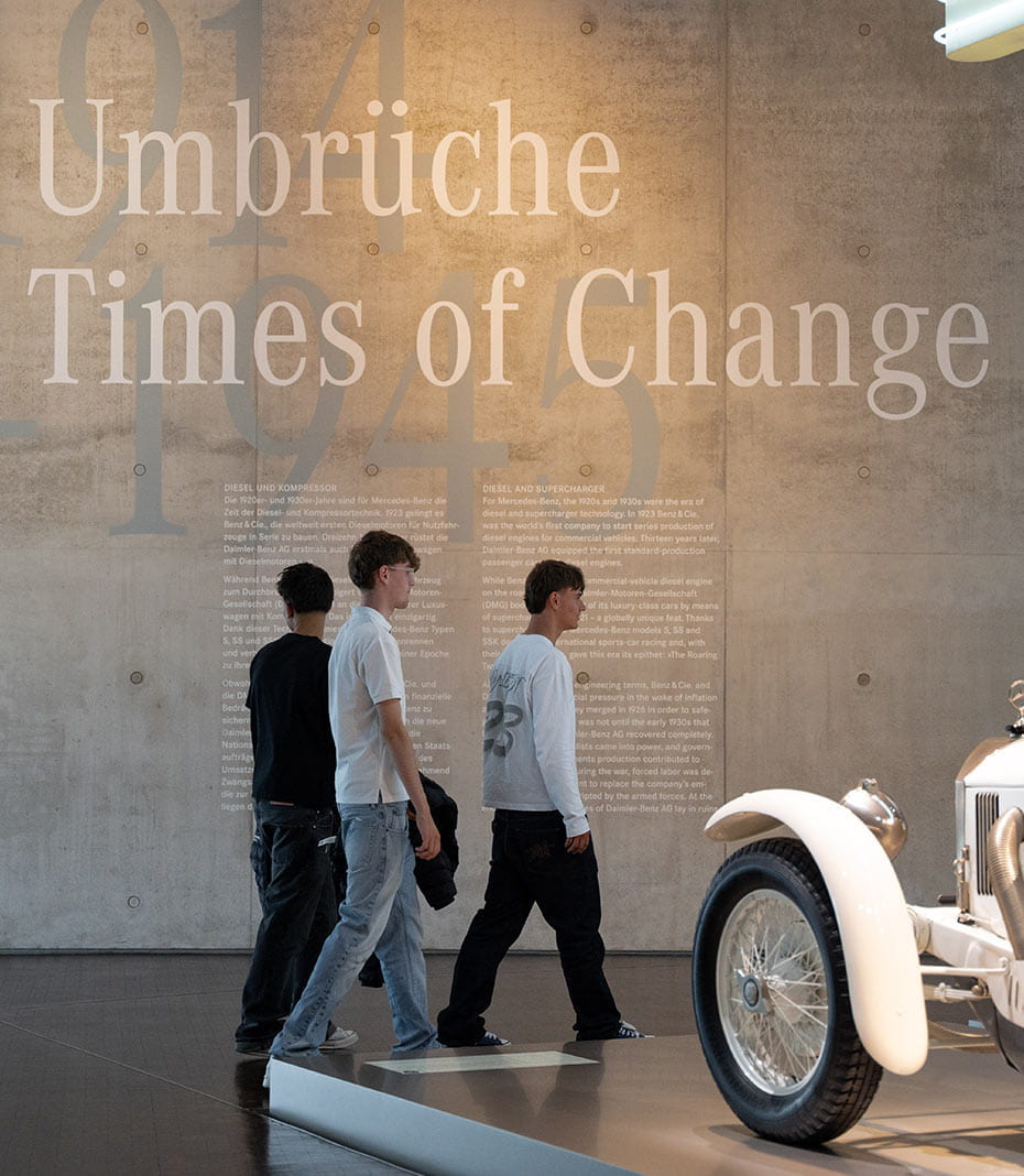 Kunzmann Azubis in der Oldtimer Abteilung des Mercedes-Benz Museums