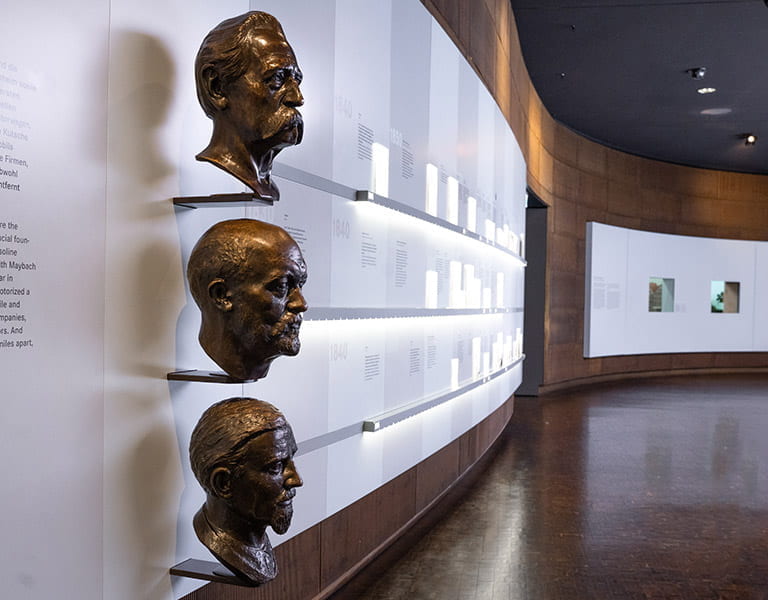 Büsten der Erfinder des Automobils im Mercedes-Benz Museum