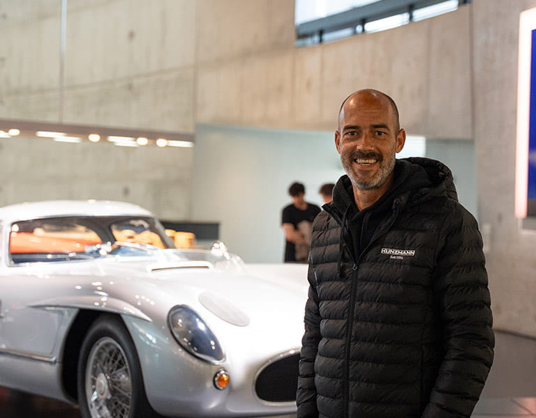 gewerblicher Ausbilder Dominik Dedio im Mercedes-Benz Museum
