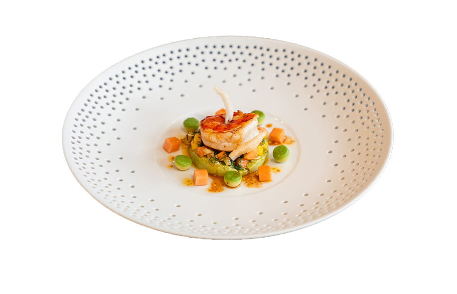 Gebratene und glasierte Wildfang-Riesengarnele auf Guacamole mit pikantem Papaya-Mangosalat und Thai-Basilikum